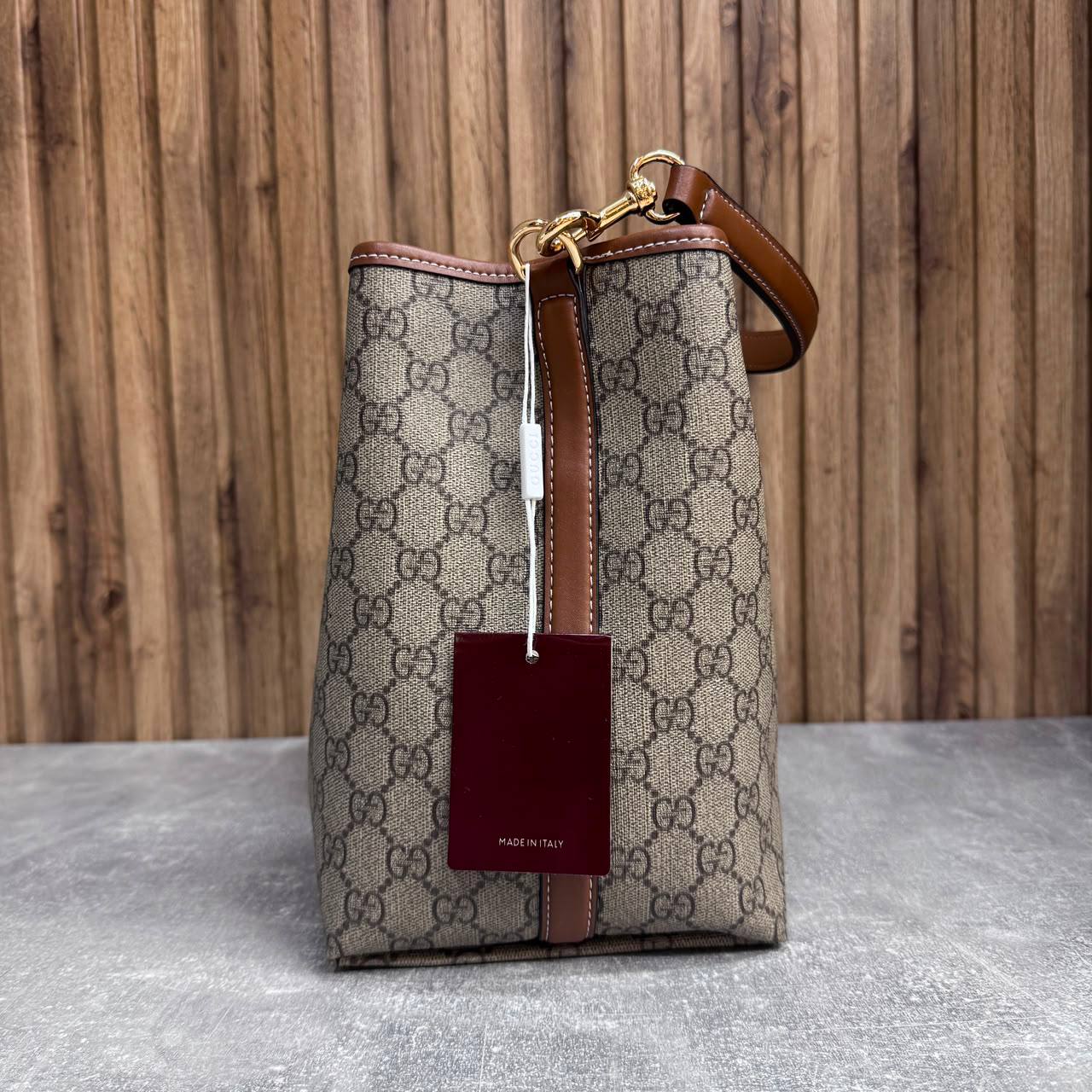 Сумка Gucci Emblem Medium 4