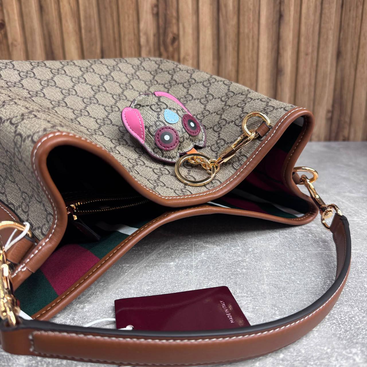Сумка Gucci Emblem Medium 6