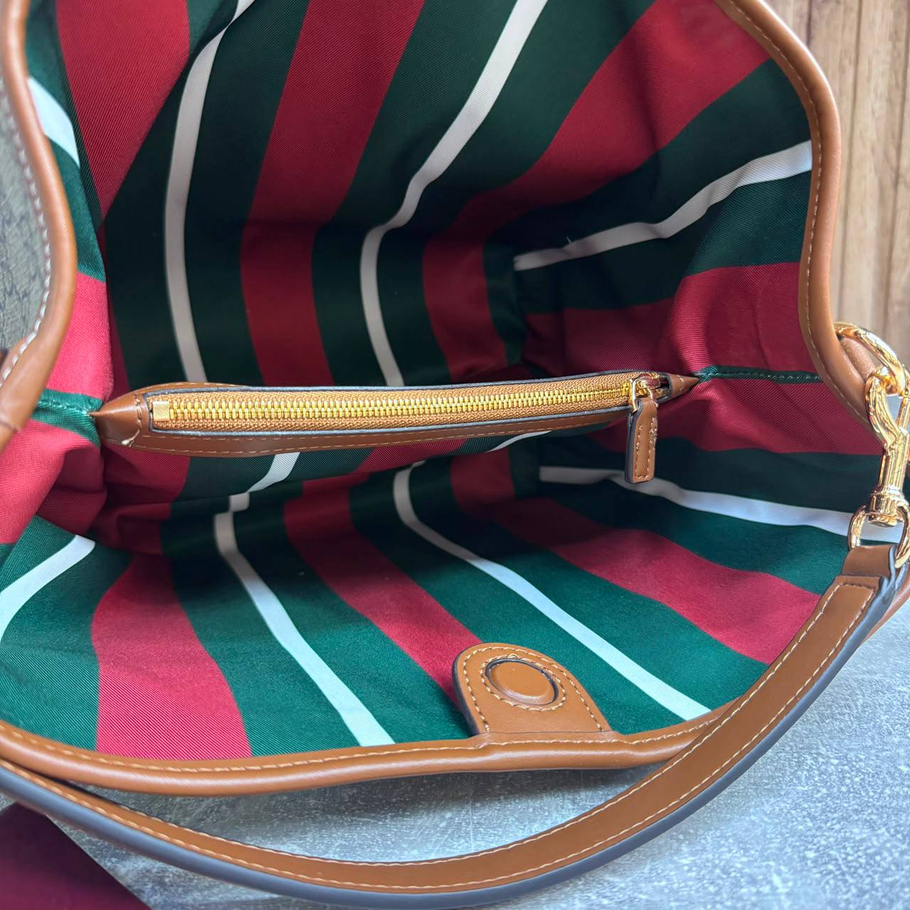 Сумка Gucci Emblem Medium 7