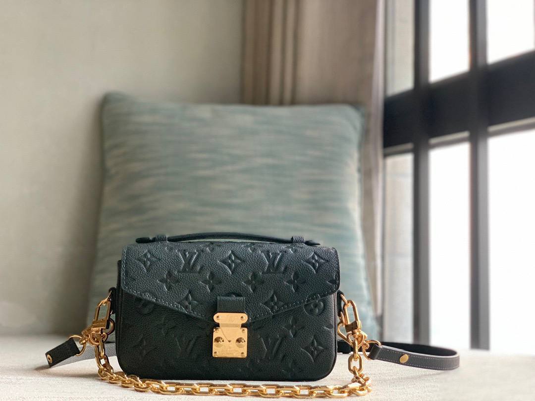 Клатч Louis Vuitton