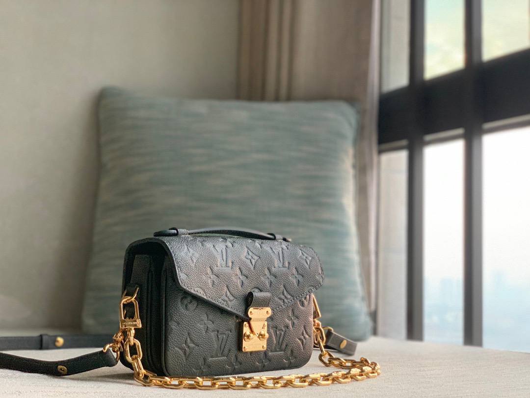 Клатч Louis Vuitton 2