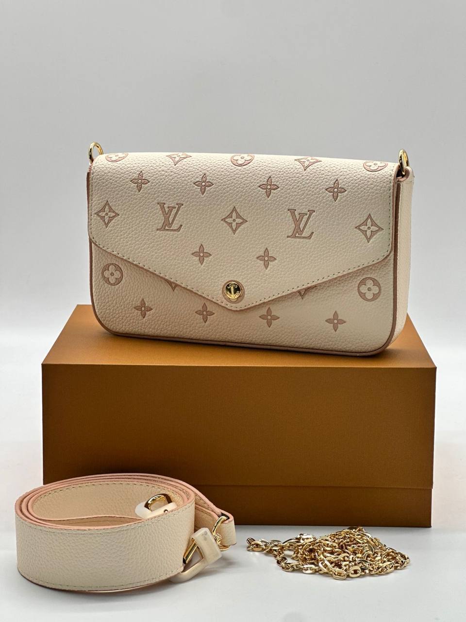 Клатч Louis Vuitton 1