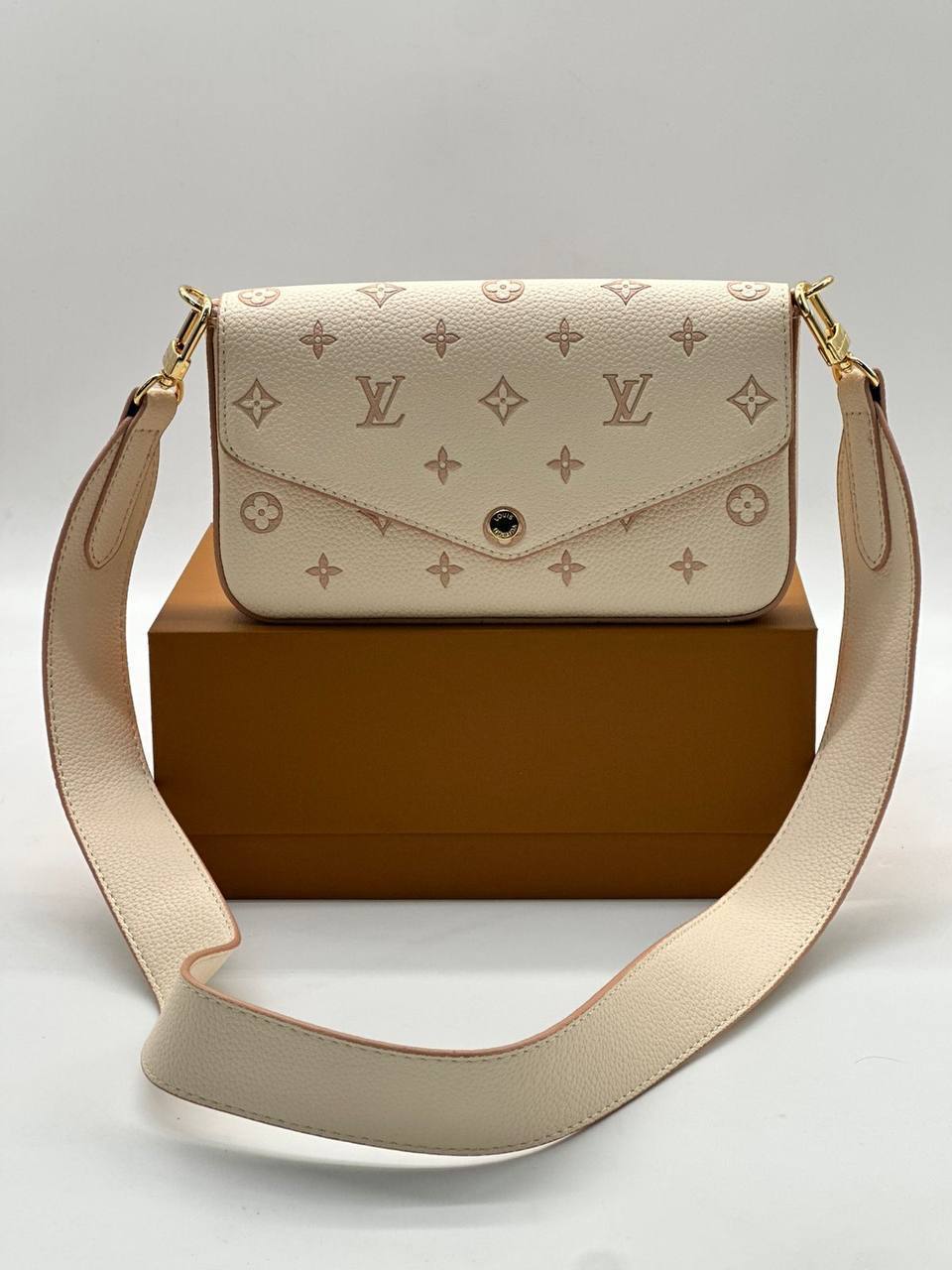 Клатч Louis Vuitton 2