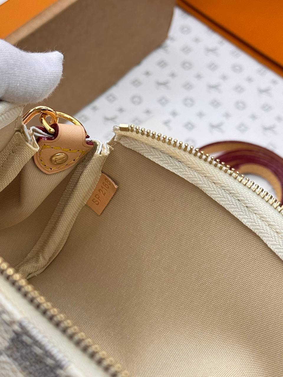 Клатч Louis Vuitton 10