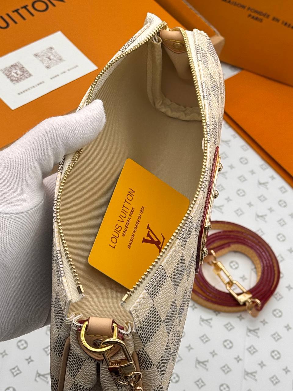 Клатч Louis Vuitton 9
