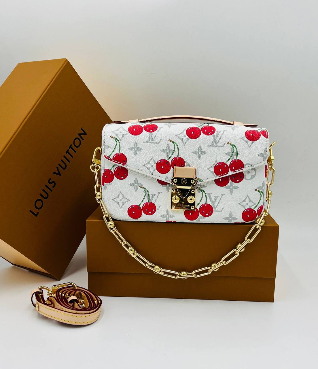 Клатч Louis Vuitton 2