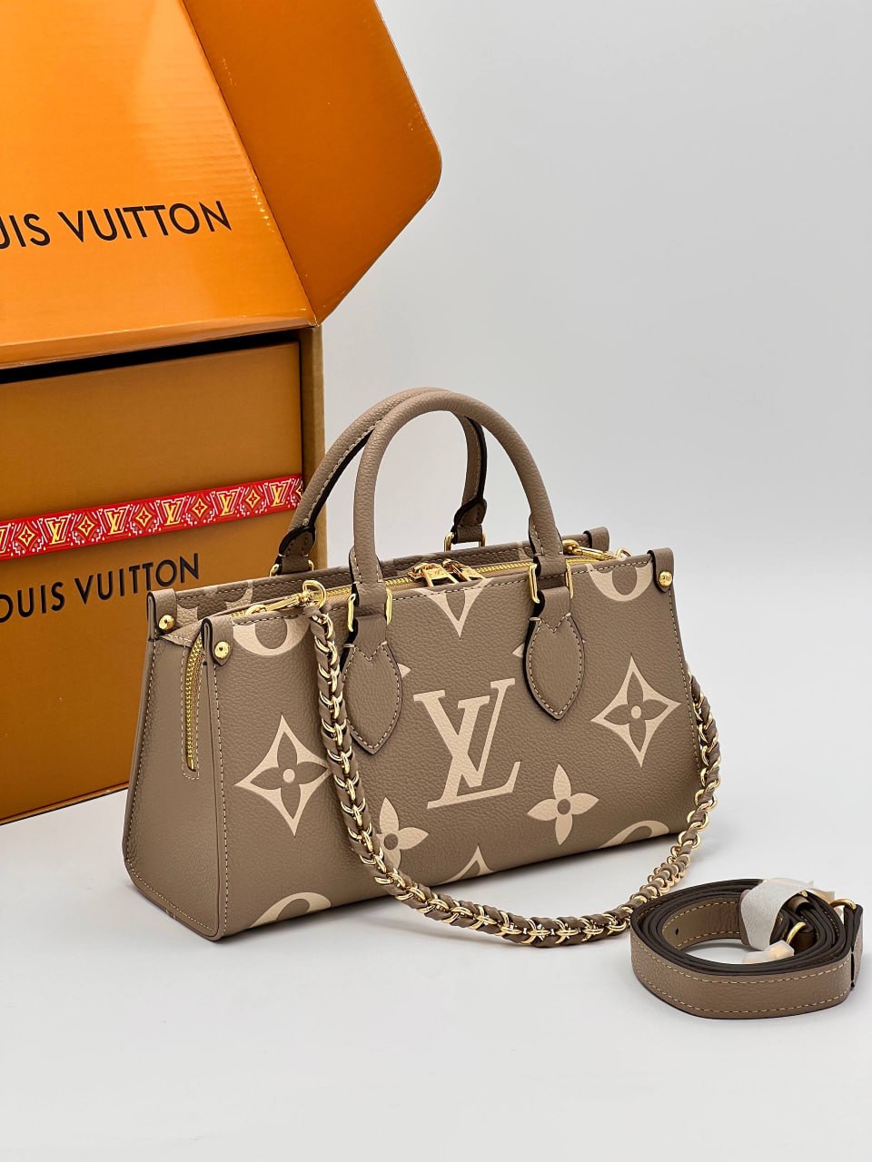Сумка Louis Vuitton OnTheGO East West Chain 2