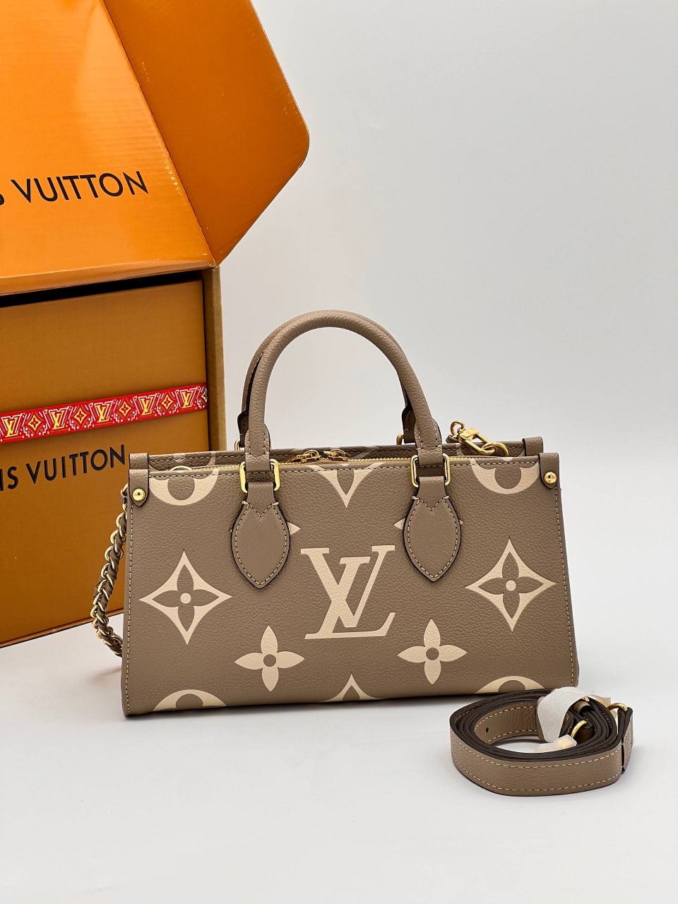 Сумка Louis Vuitton OnTheGO East West Chain 3