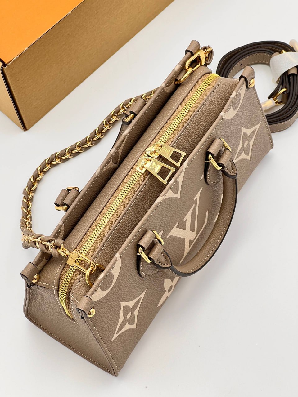 Сумка Louis Vuitton OnTheGO East West Chain 6