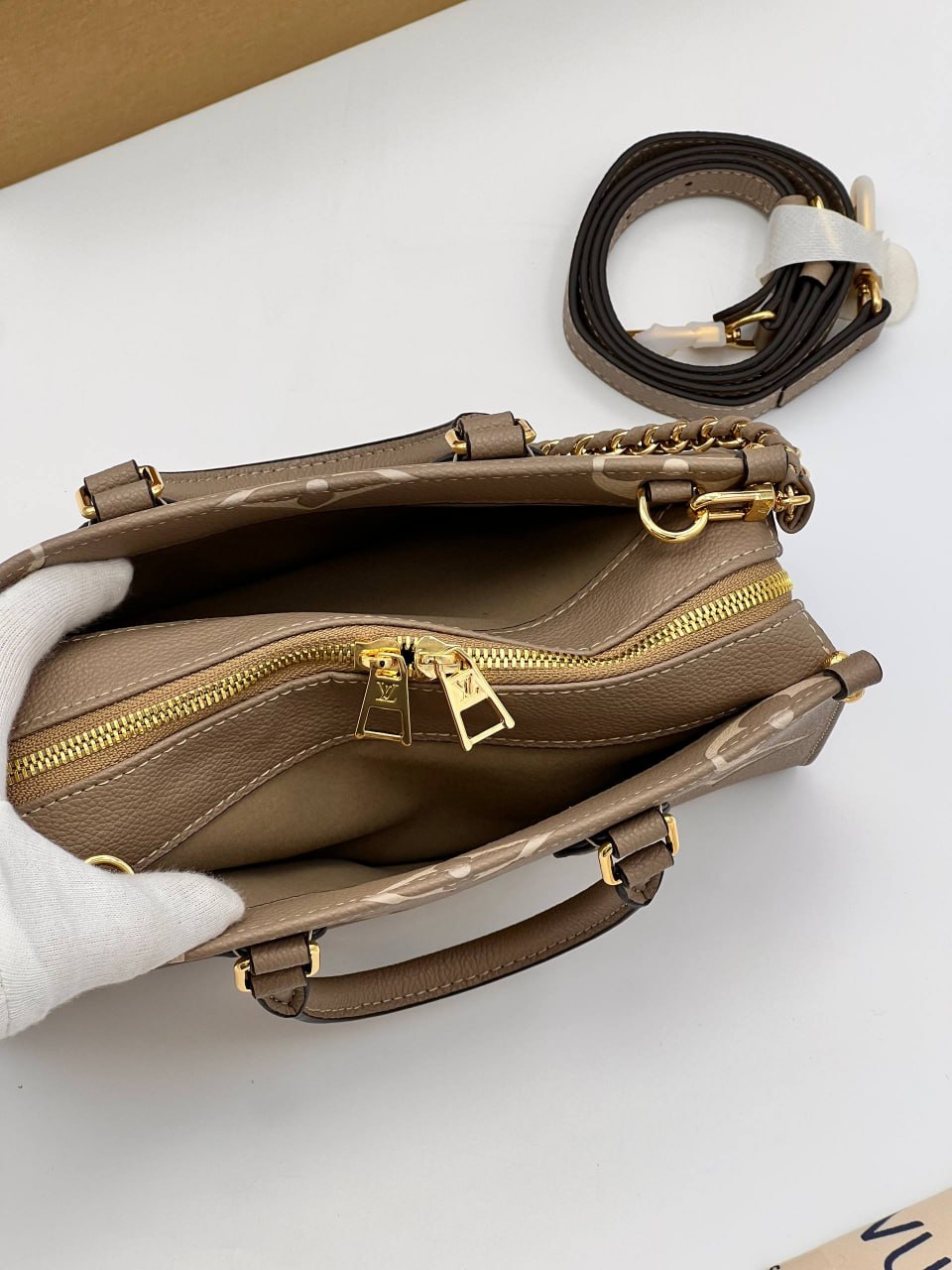 Сумка Louis Vuitton OnTheGO East West Chain 7