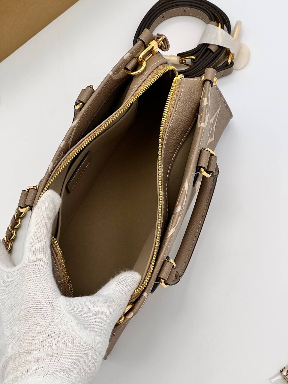 Сумка Louis Vuitton OnTheGO East West Chain 8