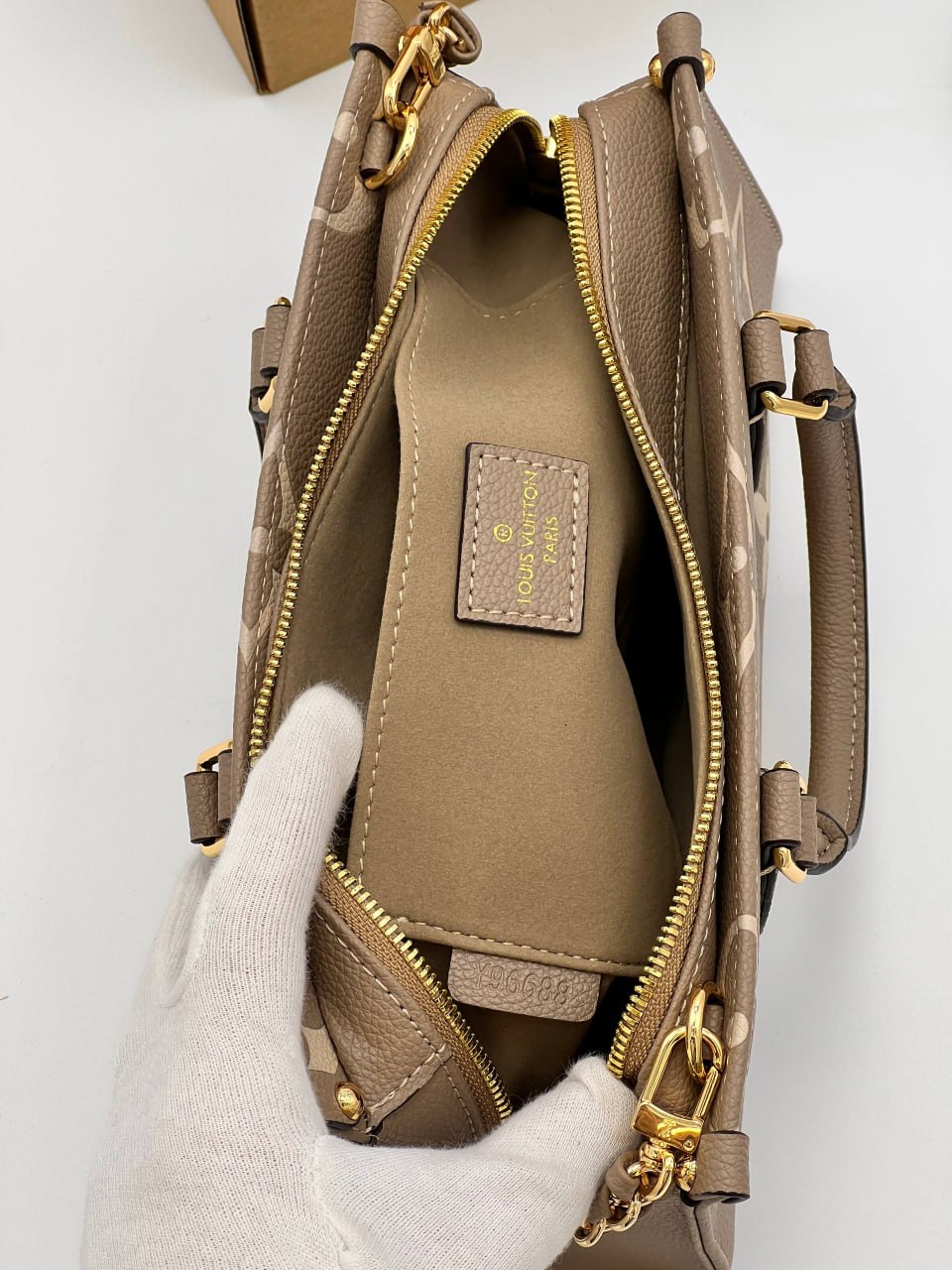 Сумка Louis Vuitton OnTheGO East West Chain 9