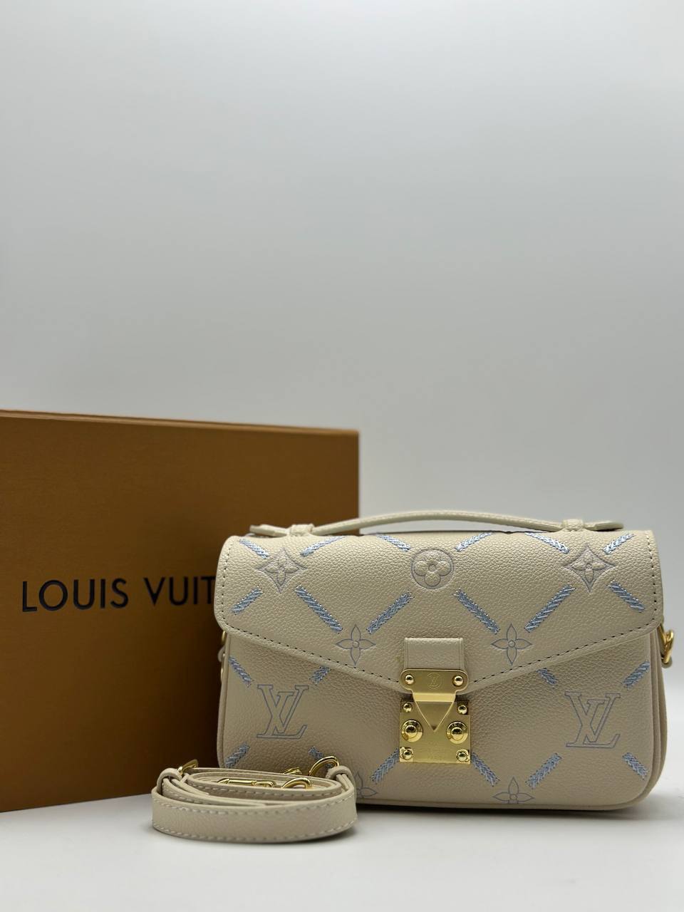 Клатч Louis Vuitton 1