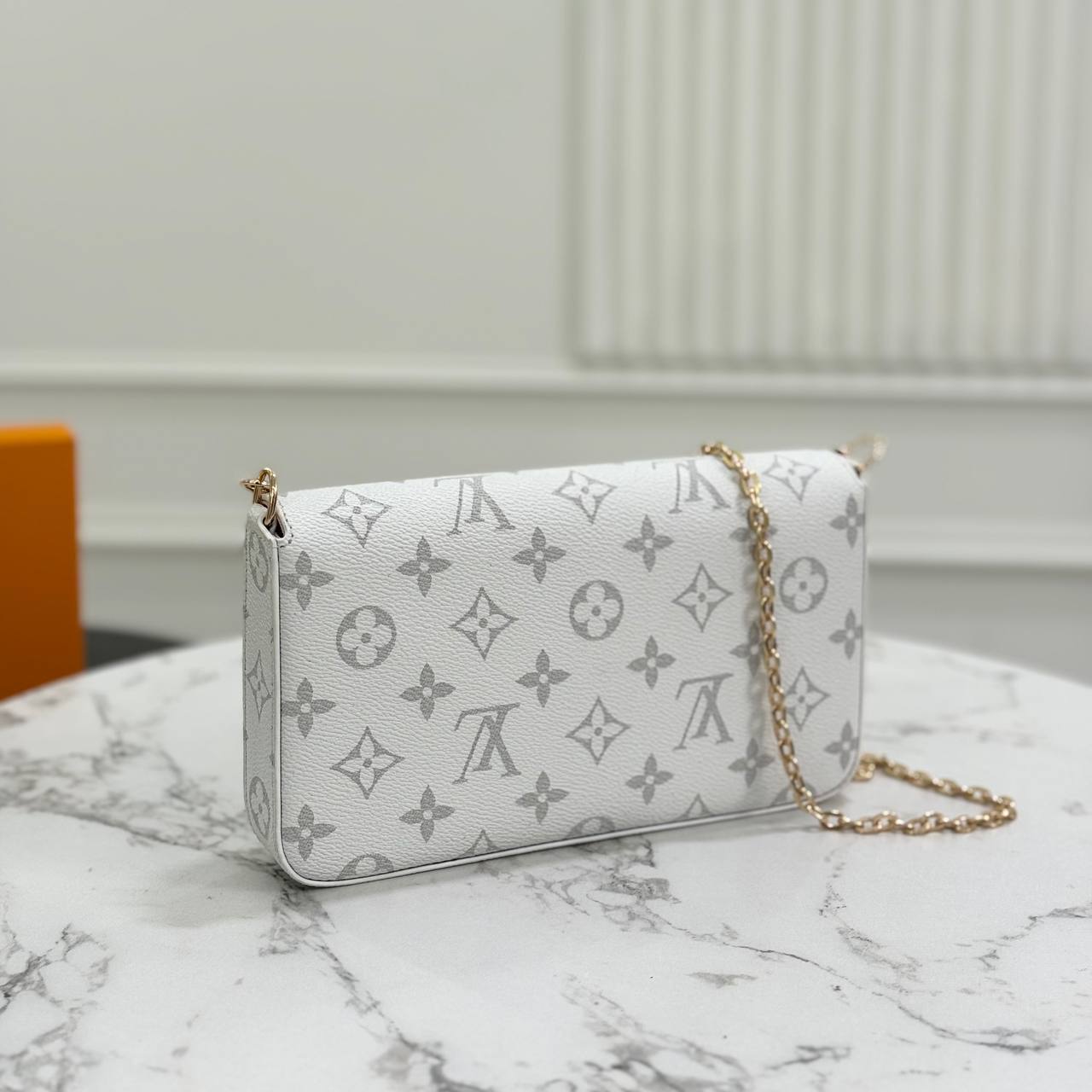 Клатч Louis Vuitton 2