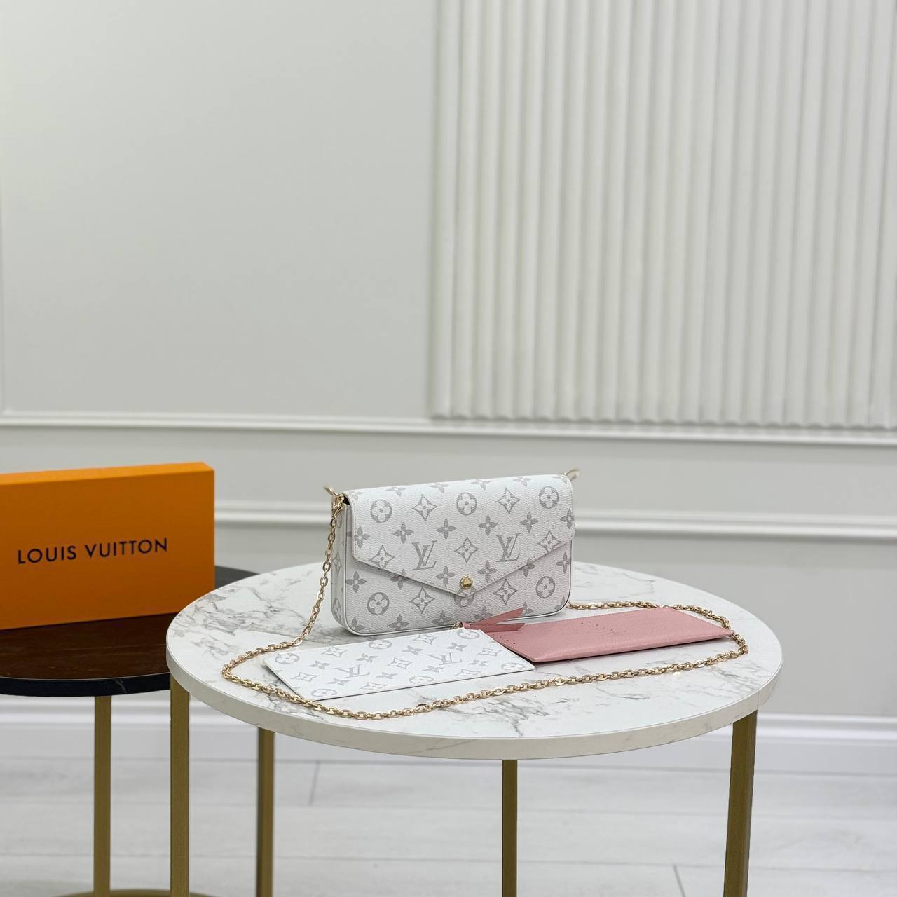 Клатч Louis Vuitton 3