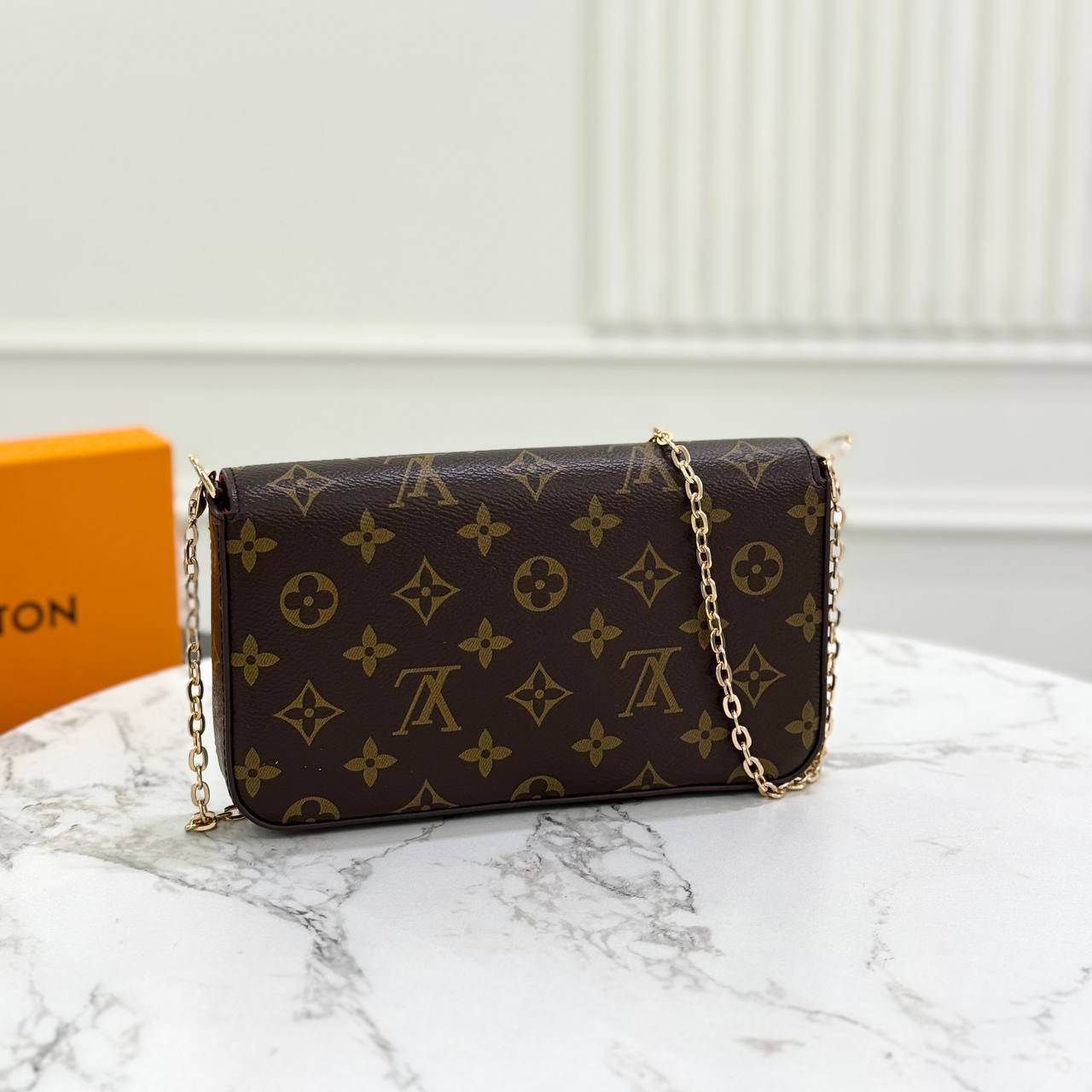 Клатч Louis Vuitton 2