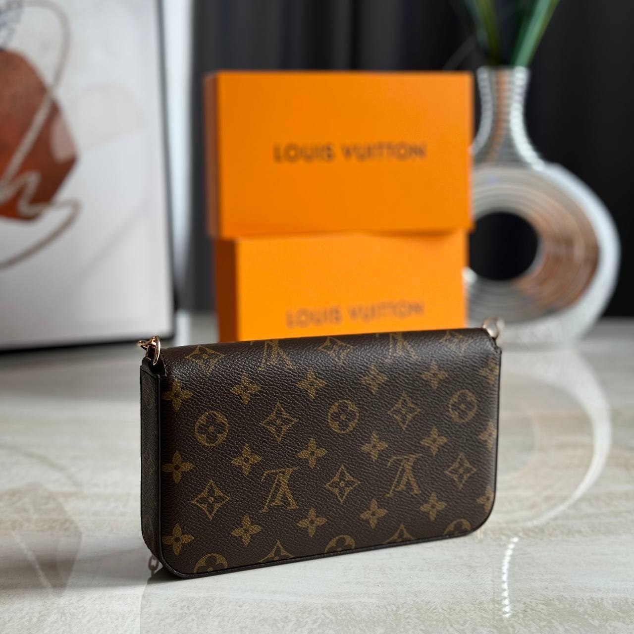 Клатч Louis Vuitton 2
