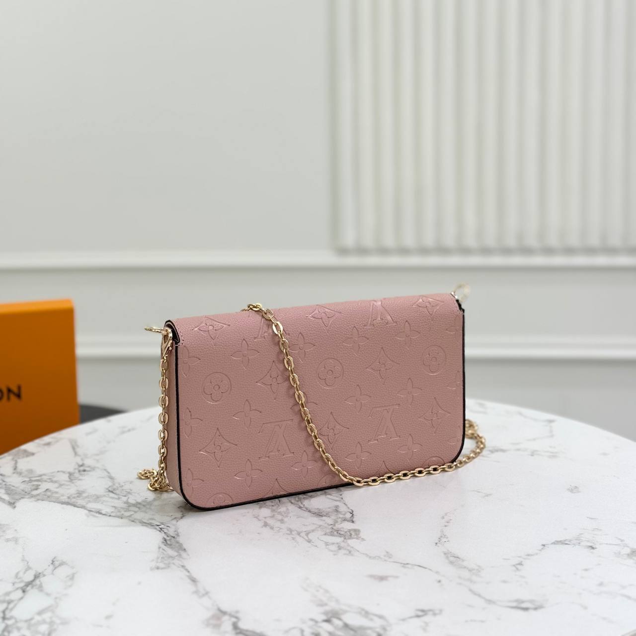 Клатч Louis Vuitton 2
