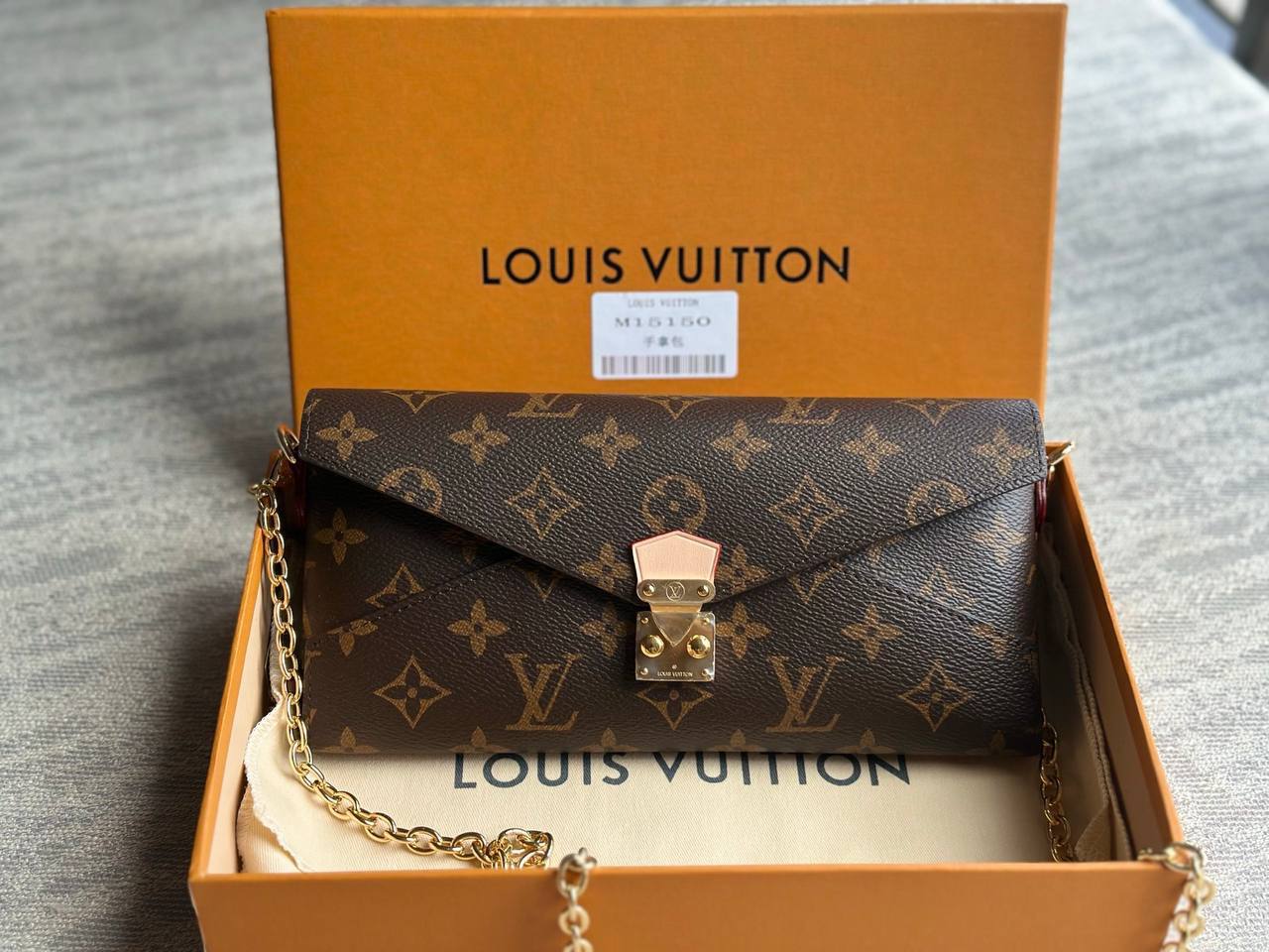 Клатч Louis Vuitton