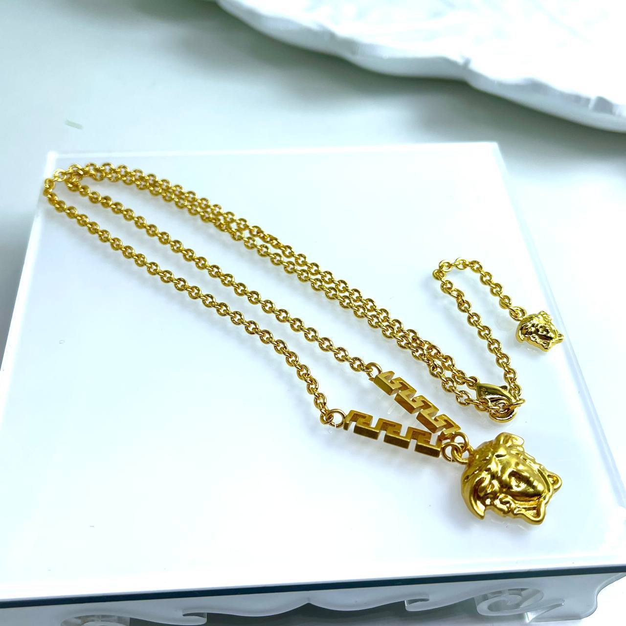 Колье Versace